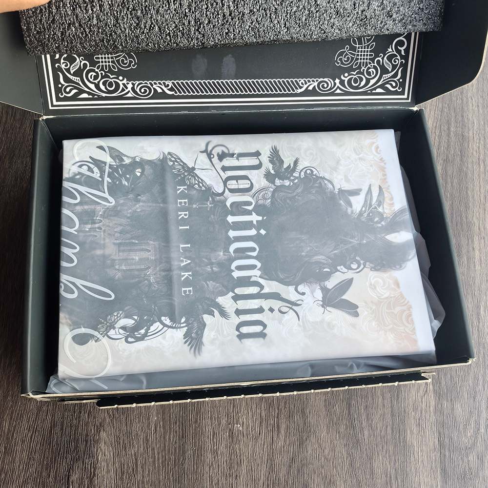 Stampa di un libro di storie romantiche con sovraccoperta con bordo spruzzato