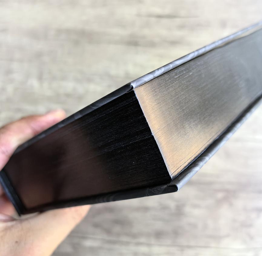 Libro delle edizioni dorate firma applicare un foglio olografico per book Edge